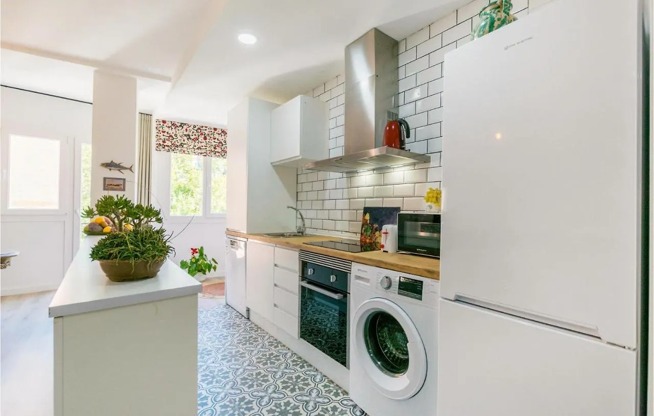 Beautiful Apartment In Granada With Kitchen